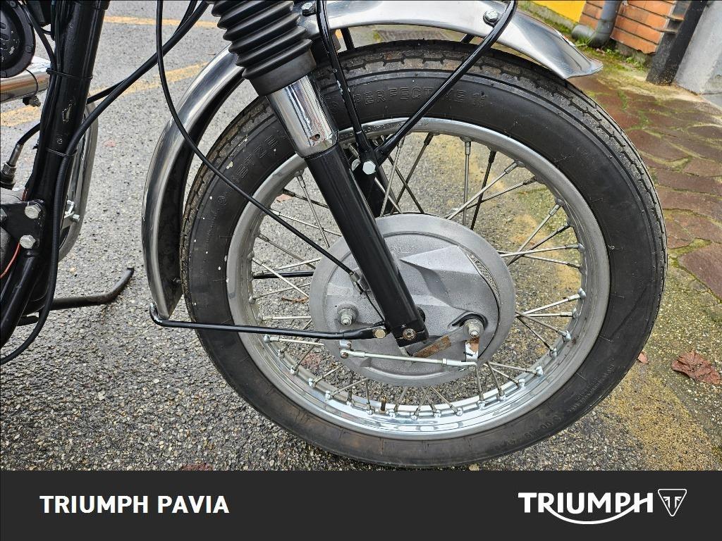 TRIUMPH Seleziona Seleziona